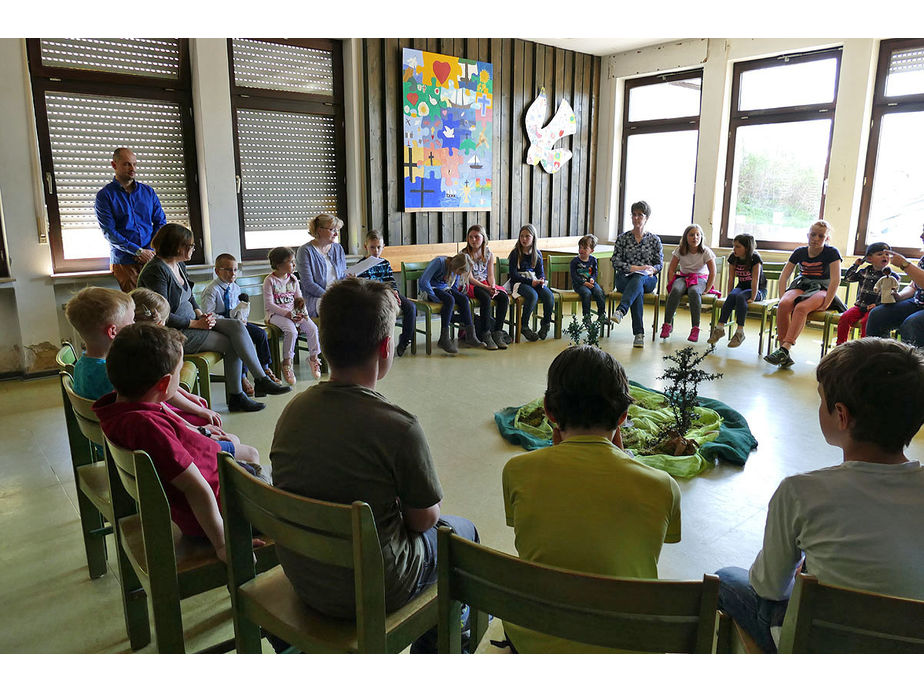 Kinderkarfreitagsliturgie im Gemeindezentrum (Foto: Karl-Franz Thiede)